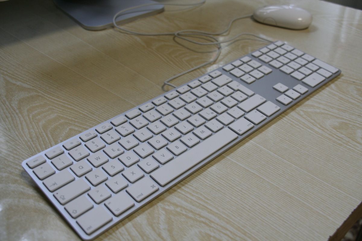 Apple_wired_thin_keyboard-2007-08-11.jpg